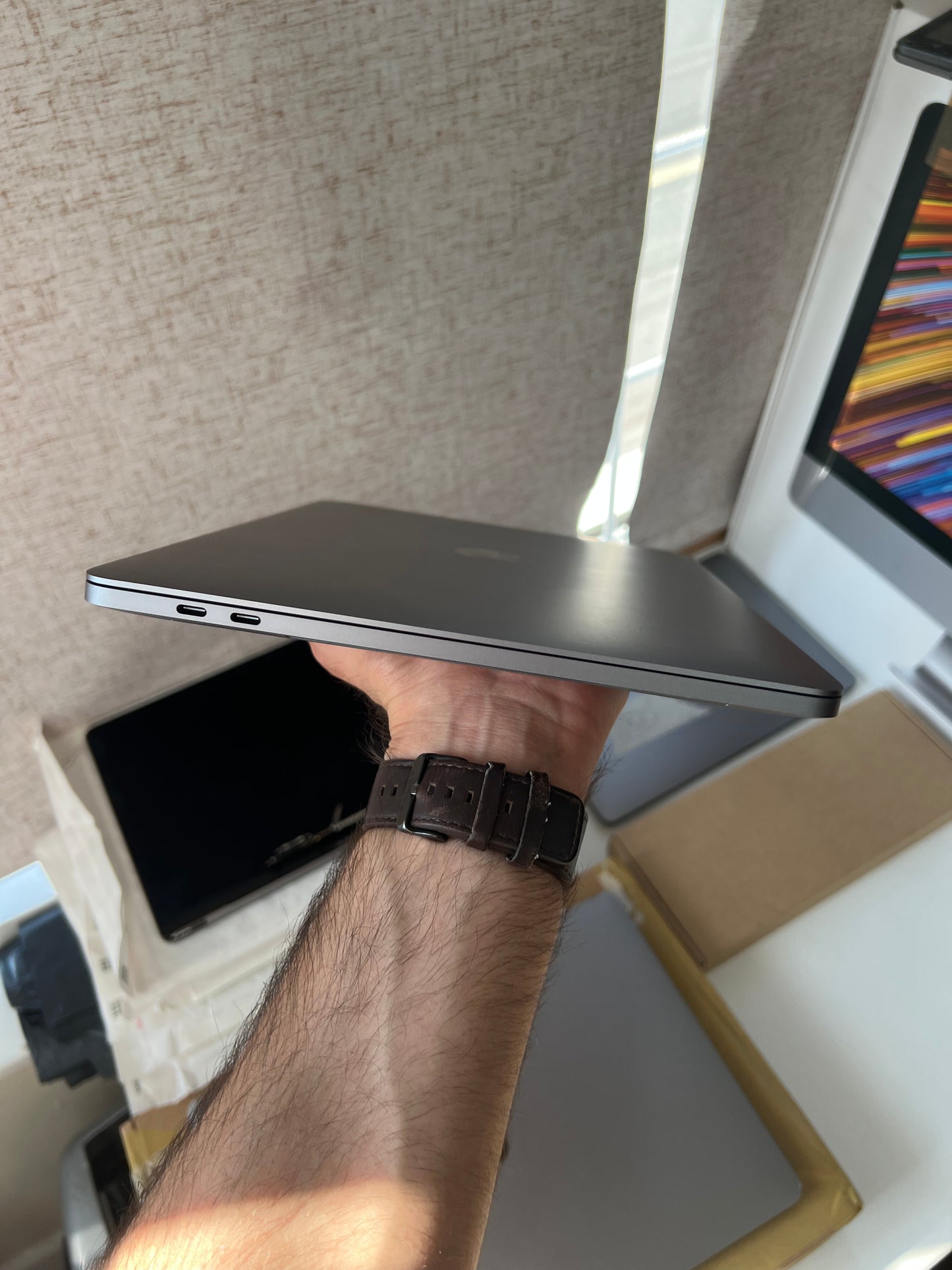 13-inch Macbook Pro Retina (TouchBar) ~ (2020, Core i5 2.0GHz up to 3.8GHz, 16GB, 512GB SSD)